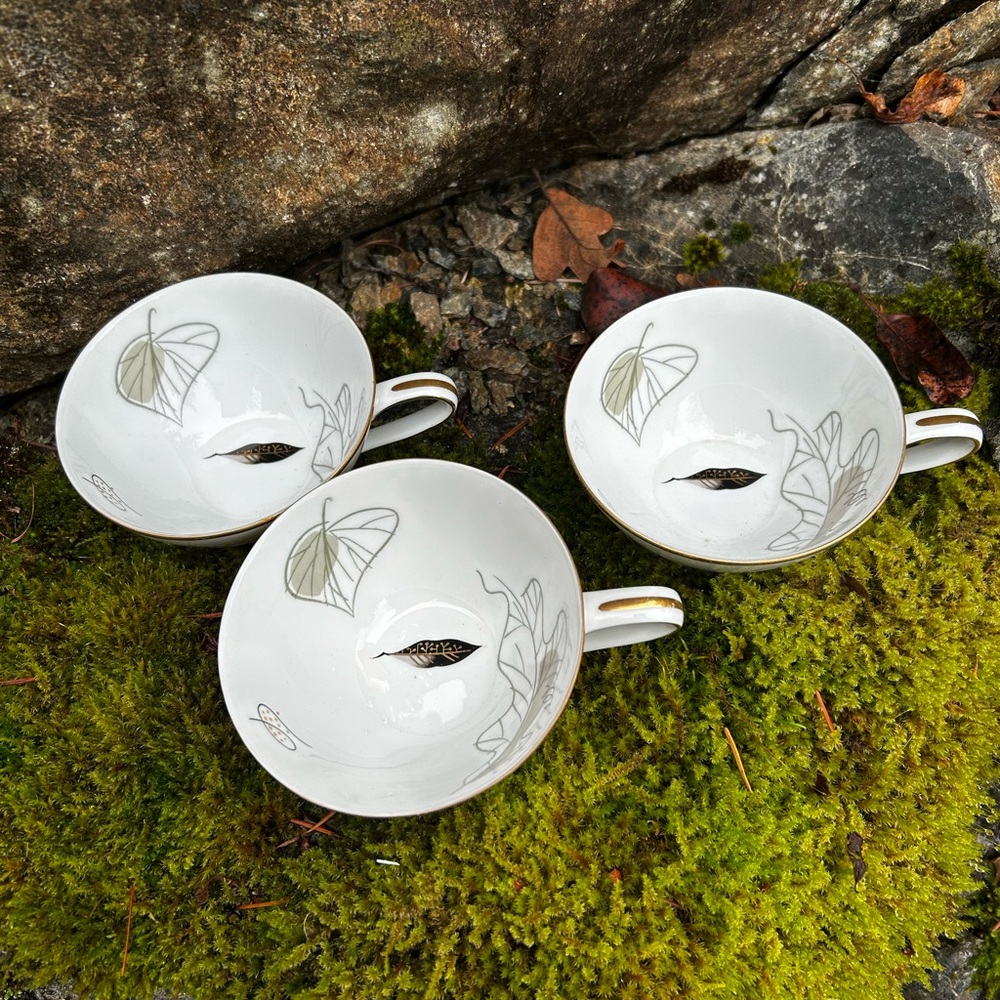 Noritake Capri Pattern White and Gold Leaf Pattern Mugs x 3. EUC